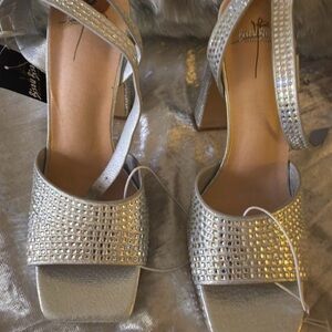 NWT Bisou Bisou Silver heels size 8